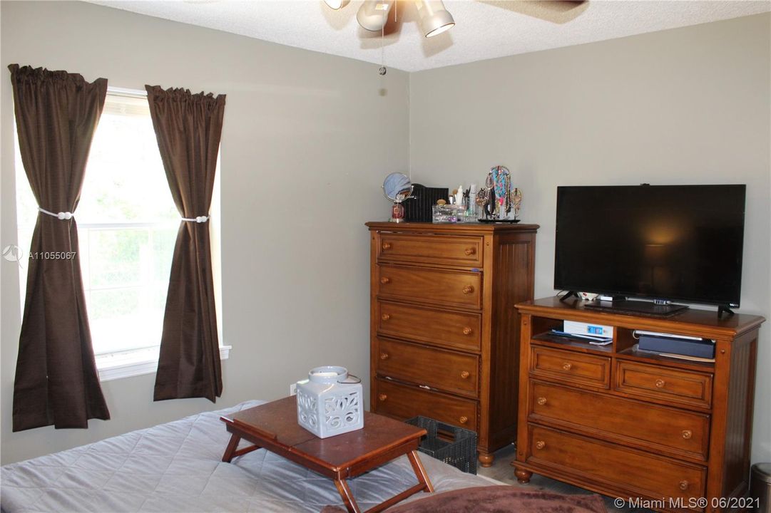 Recently Sold: $345,000 (4 beds, 3 baths, 1704 Square Feet)