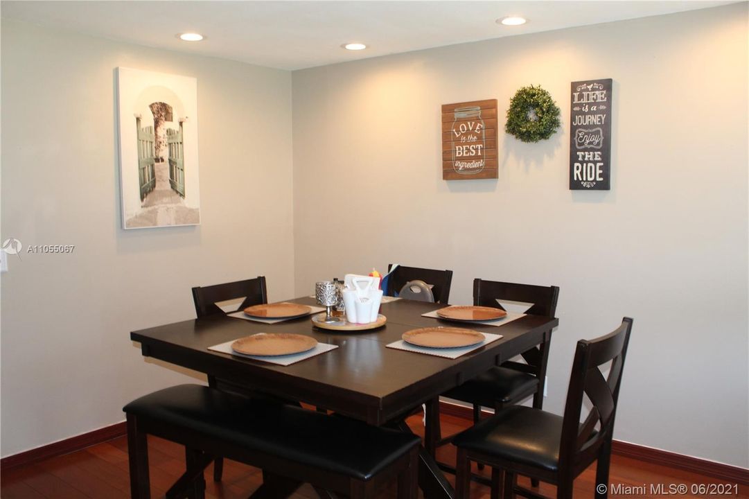 Recently Sold: $345,000 (4 beds, 3 baths, 1704 Square Feet)