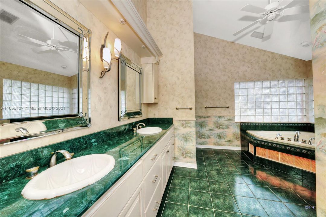最近售出: $799,000 (6 贝兹, 5 浴室, 3066 平方英尺)