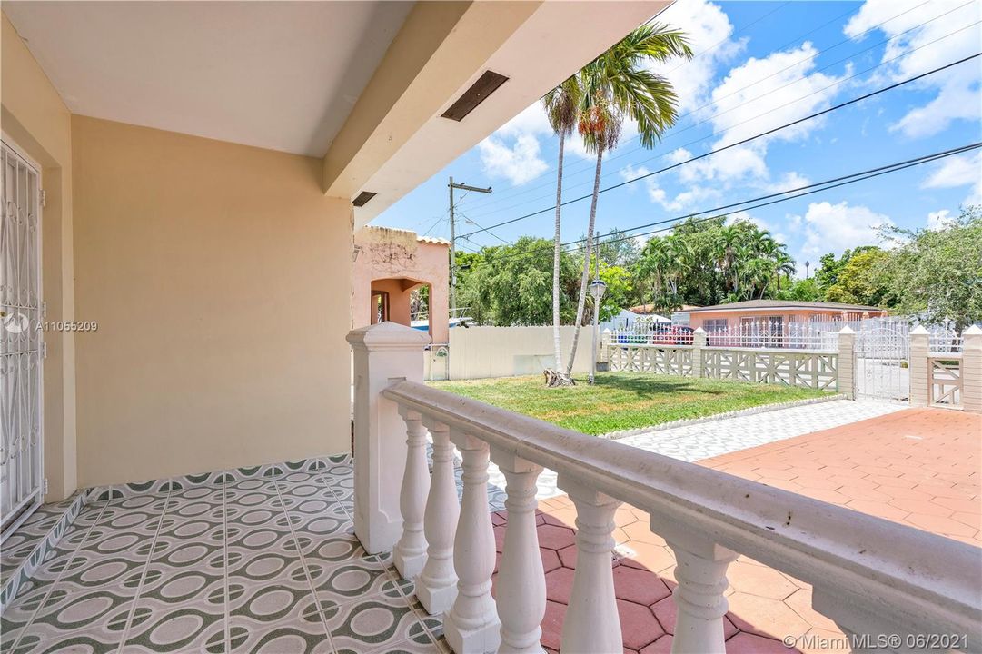 Recently Sold: $450,000 (3 beds, 2 baths, 1620 Square Feet)