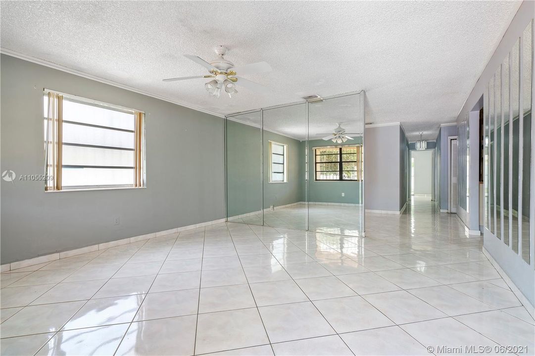 Recently Sold: $450,000 (3 beds, 2 baths, 1620 Square Feet)