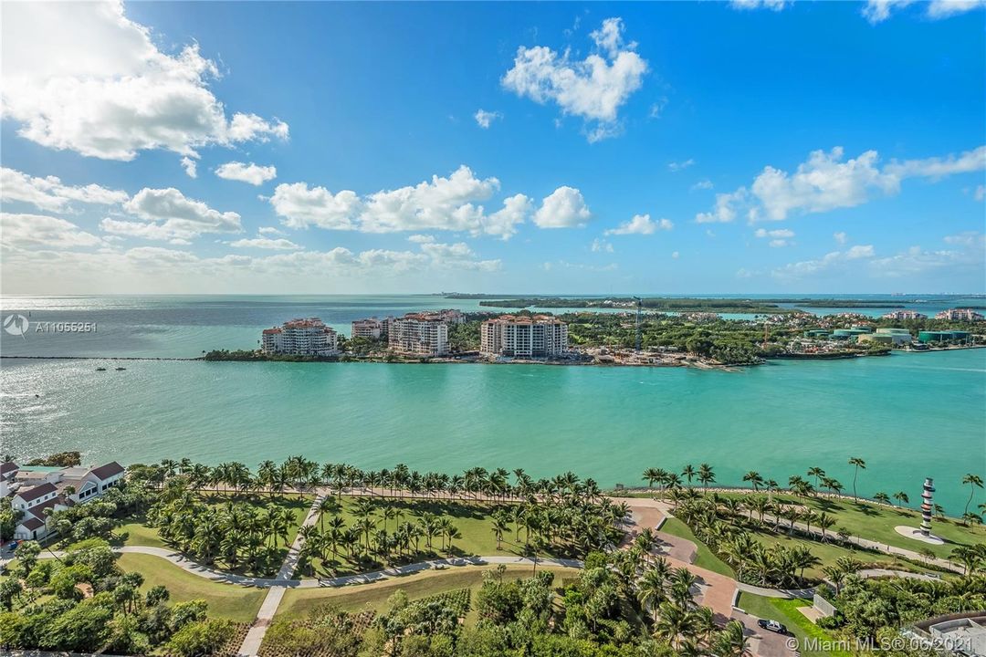 Recently Sold: $2,395,000 (2 beds, 2 baths, 2040 Square Feet)
