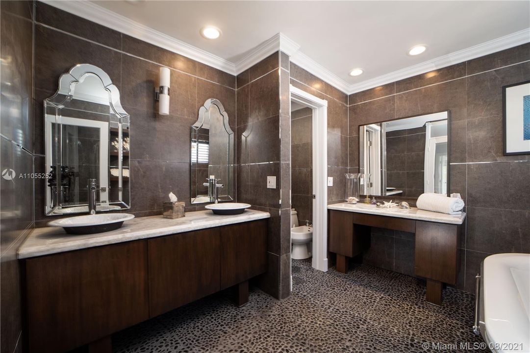 最近售出: $2,239,000 (4 贝兹, 4 浴室, 2168 平方英尺)