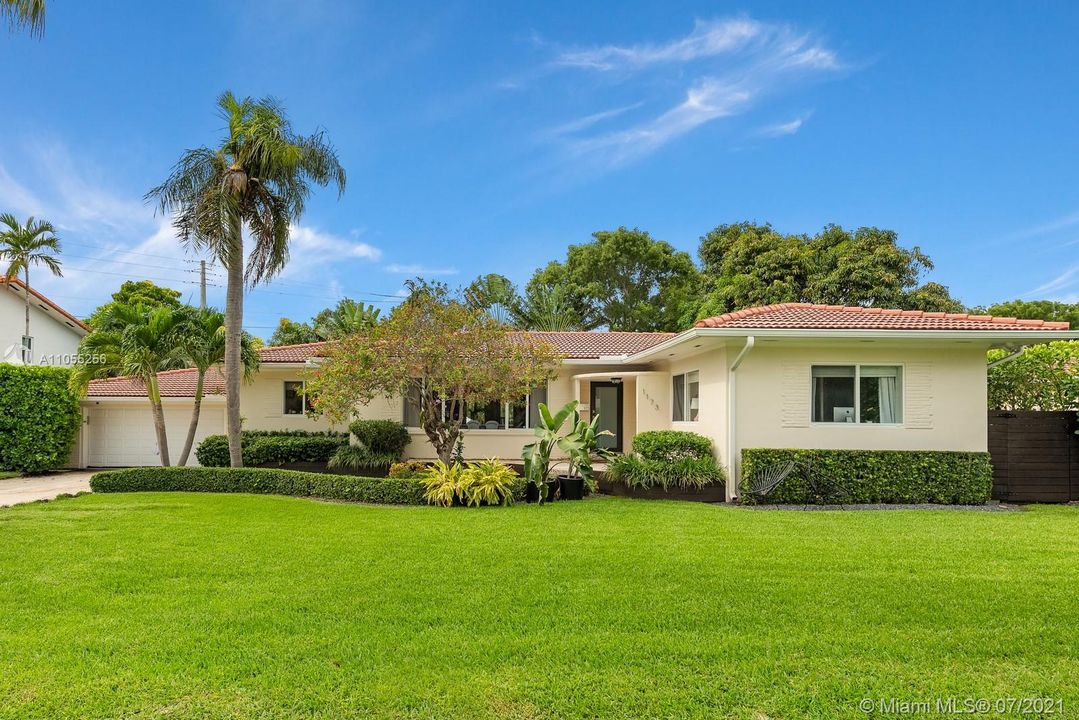 Recently Sold: $1,495,000 (3 beds, 2 baths, 1989 Square Feet)