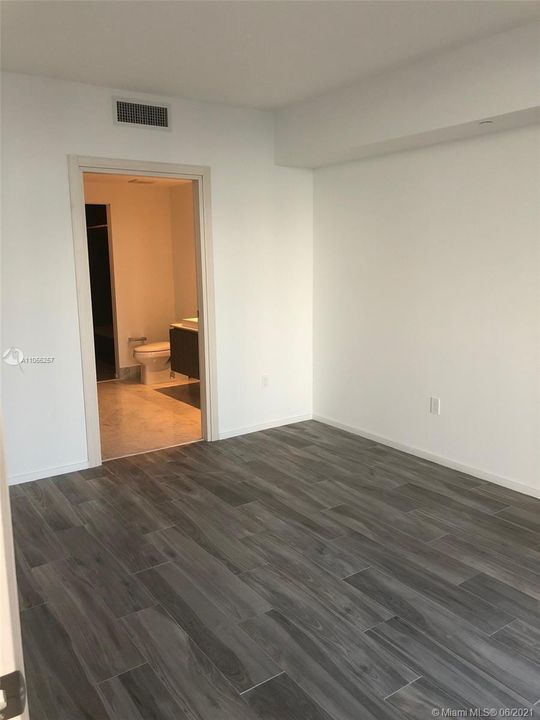 Recently Rented: $3,500 (1 beds, 2 baths, 956 Square Feet)