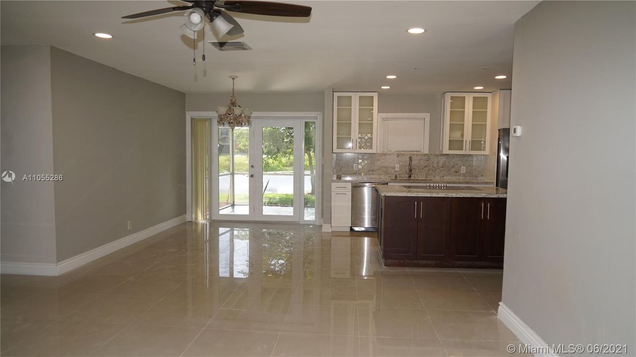 Vendido Recientemente: $297,500 (2 camas, 2 baños, 1037 Pies cuadrados)