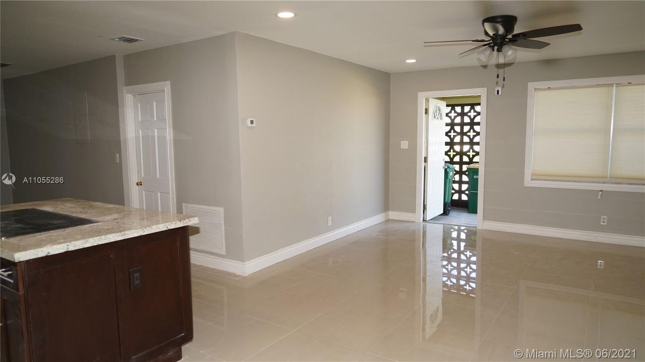 Vendido Recientemente: $297,500 (2 camas, 2 baños, 1037 Pies cuadrados)