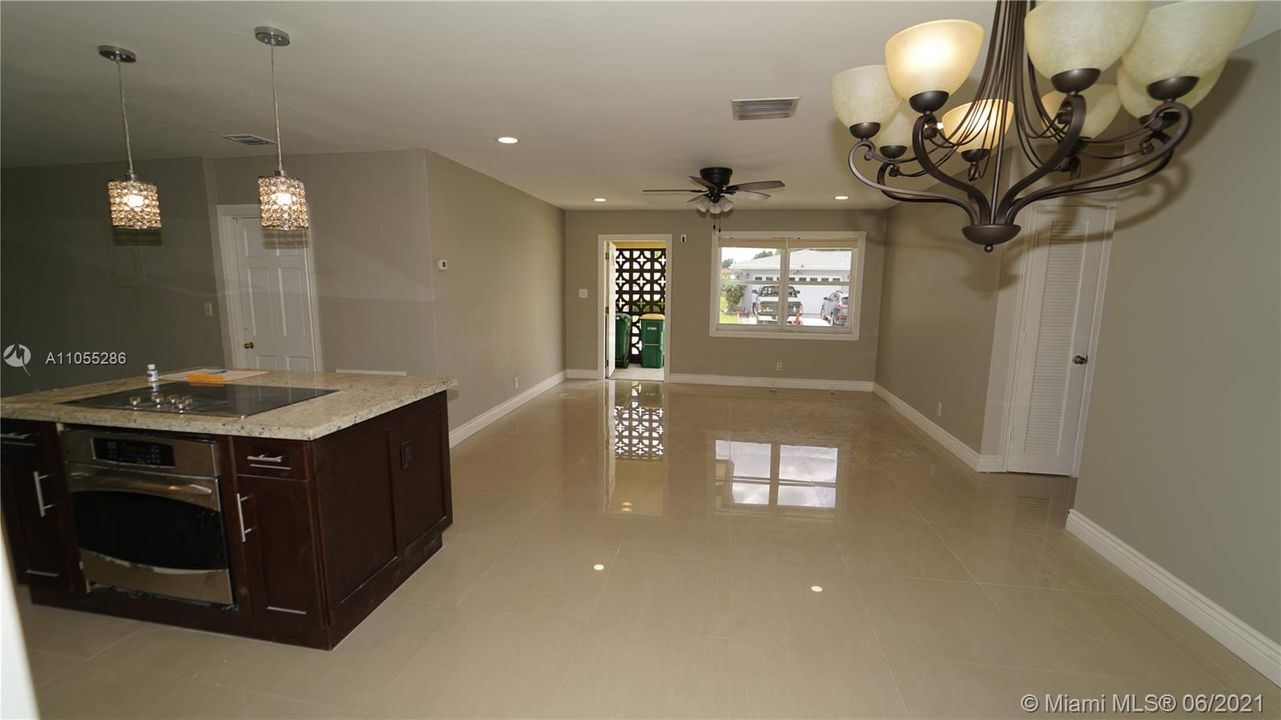 Vendido Recientemente: $297,500 (2 camas, 2 baños, 1037 Pies cuadrados)