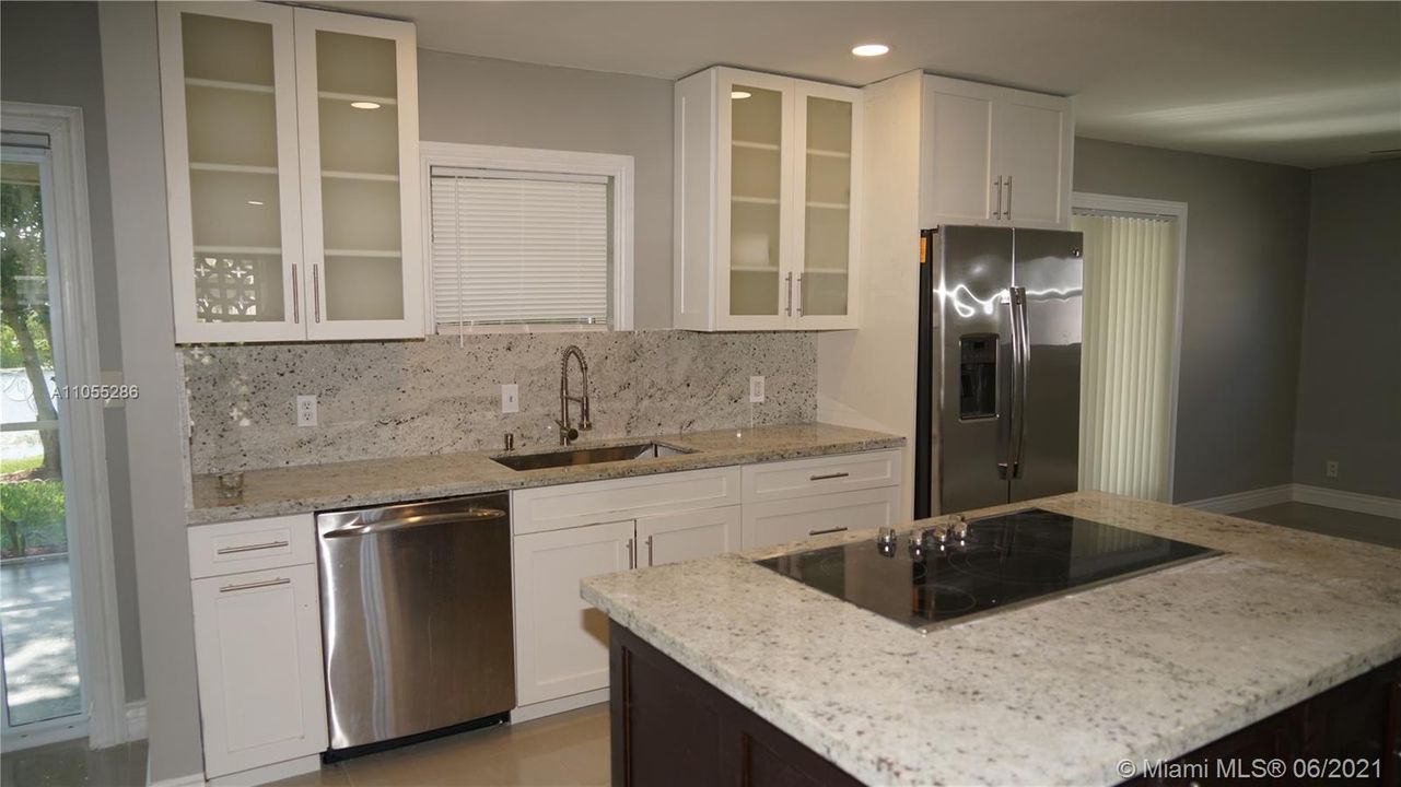 Vendido Recientemente: $297,500 (2 camas, 2 baños, 1037 Pies cuadrados)