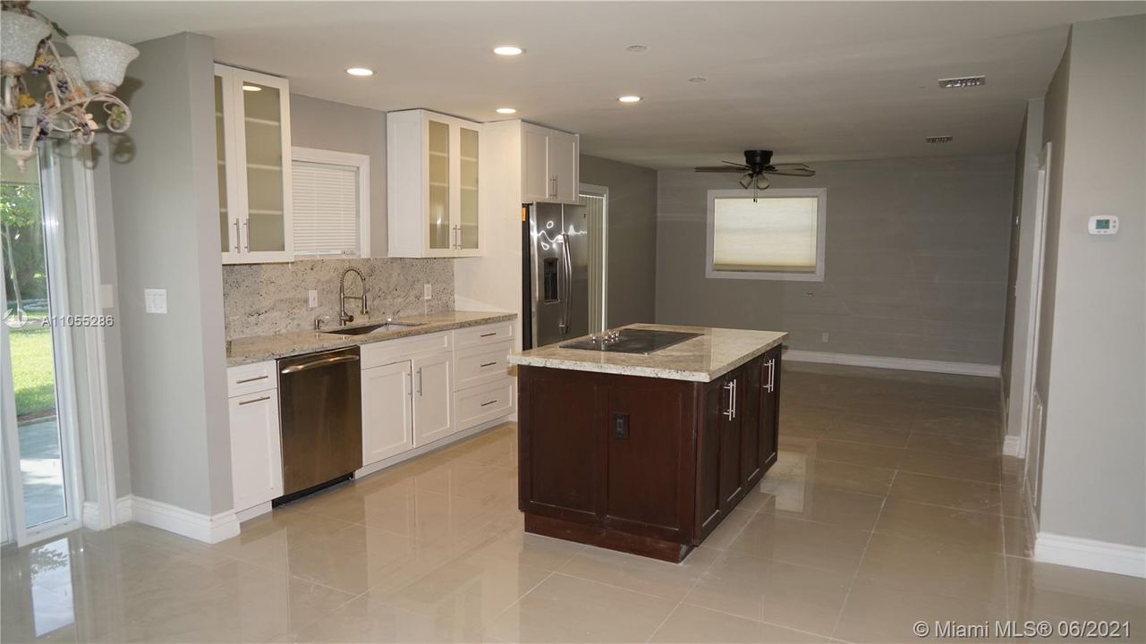 Vendido Recientemente: $297,500 (2 camas, 2 baños, 1037 Pies cuadrados)