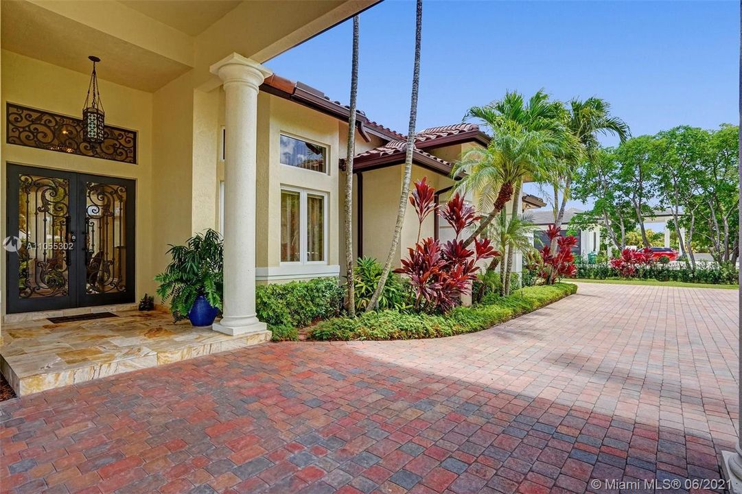 Recently Sold: $1,600,000 (4 beds, 3 baths, 4397 Square Feet)