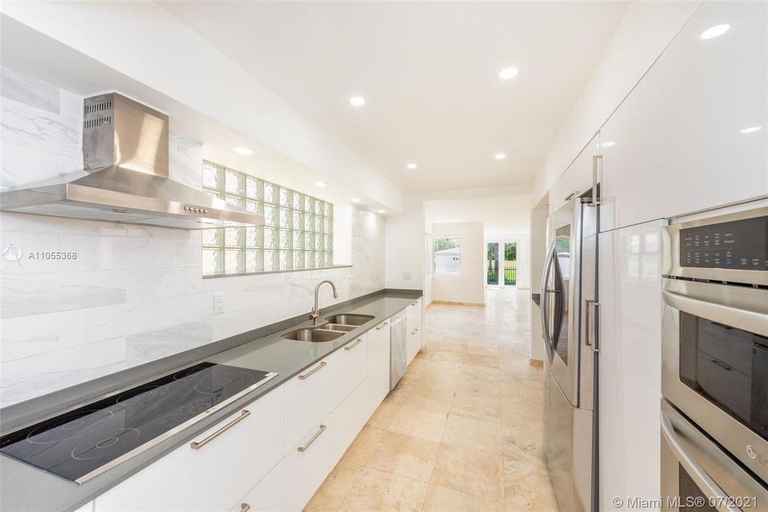 Recently Sold: $1,975,000 (3 beds, 3 baths, 2115 Square Feet)