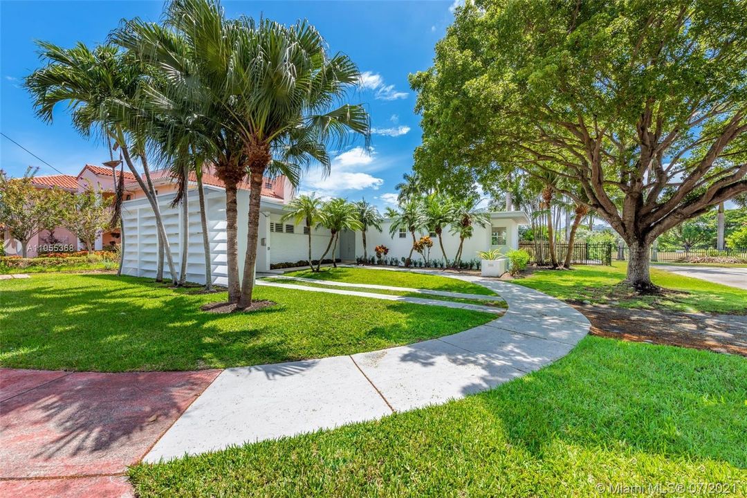 Recently Sold: $1,975,000 (3 beds, 3 baths, 2115 Square Feet)