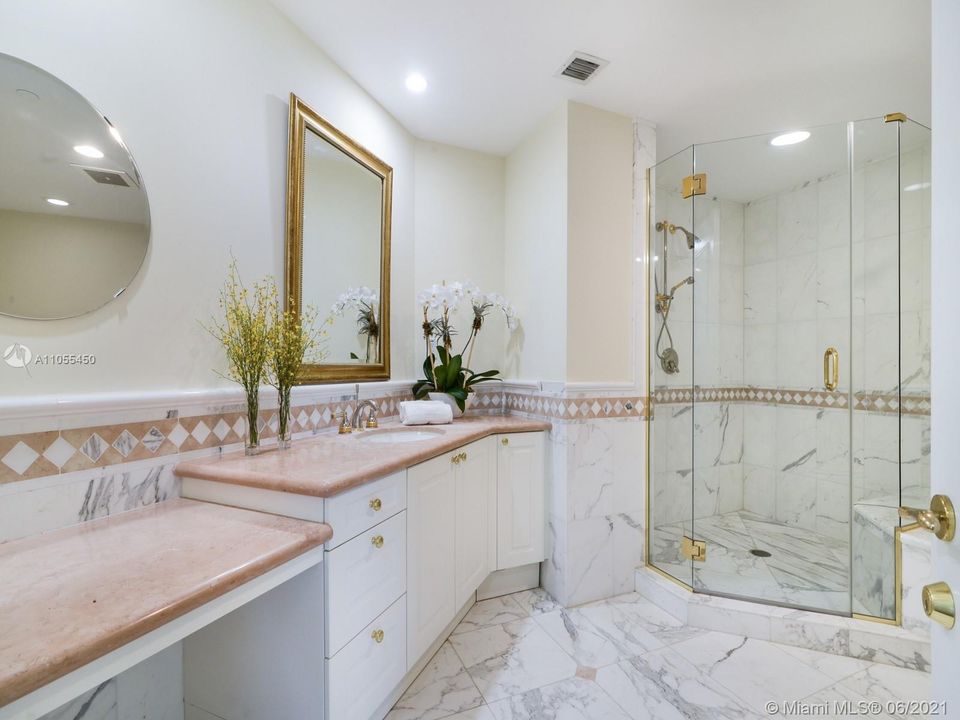 Recently Sold: $3,000,000 (3 beds, 5 baths, 3820 Square Feet)