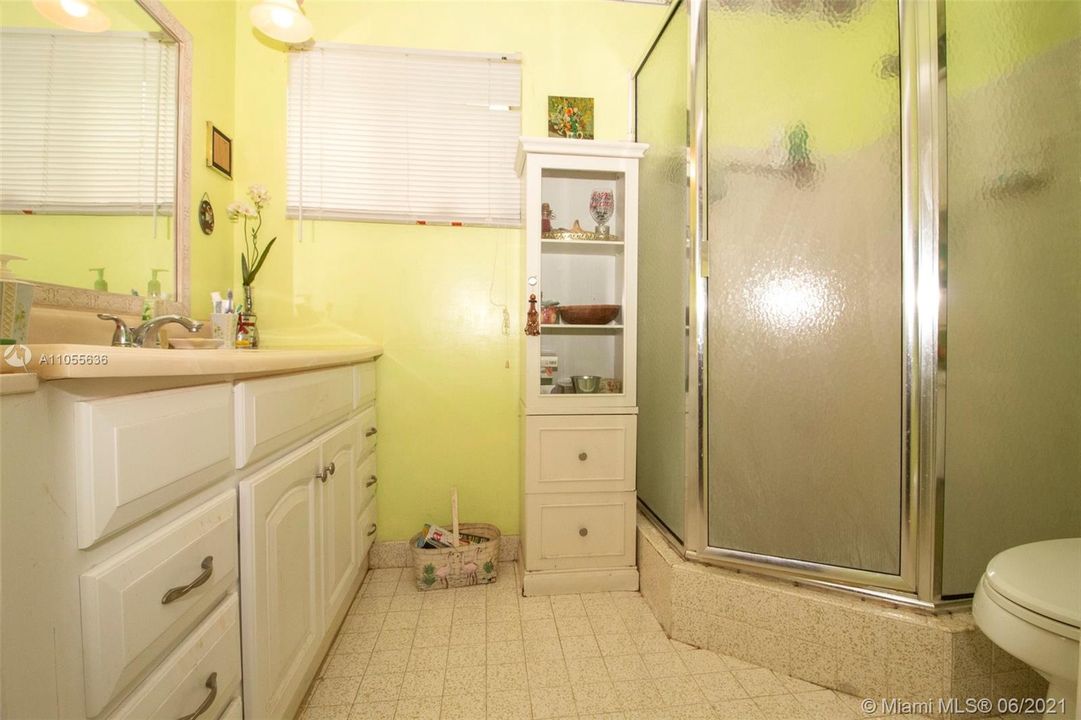 Недавно продано: $364,900 (3 спален, 2 ванн, 2001 Квадратных фут)