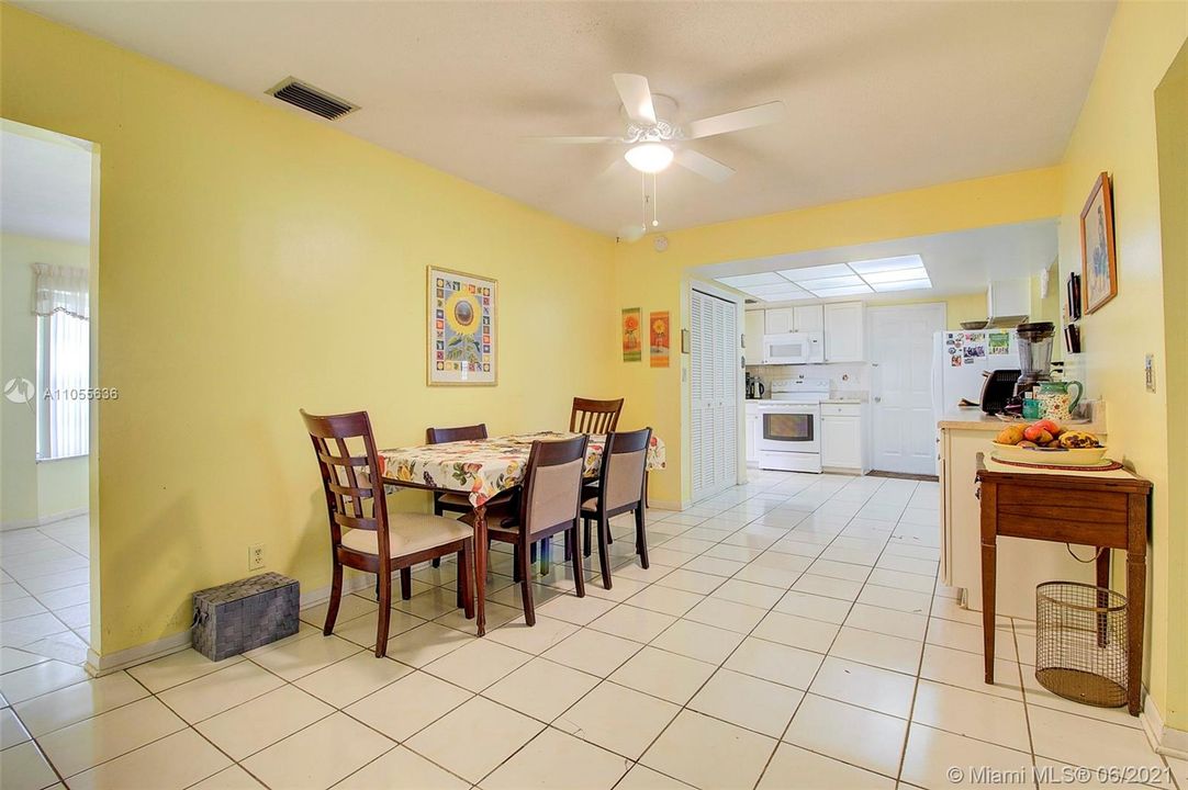 Недавно продано: $364,900 (3 спален, 2 ванн, 2001 Квадратных фут)