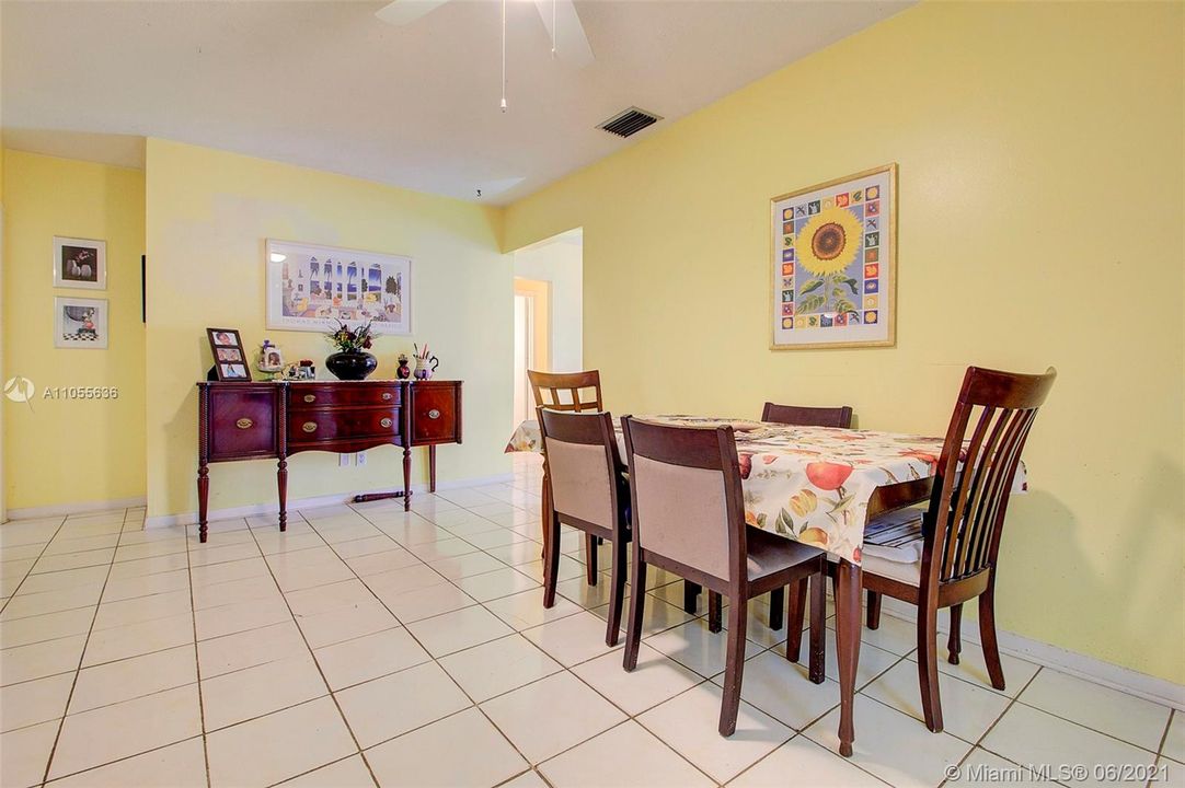 Недавно продано: $364,900 (3 спален, 2 ванн, 2001 Квадратных фут)