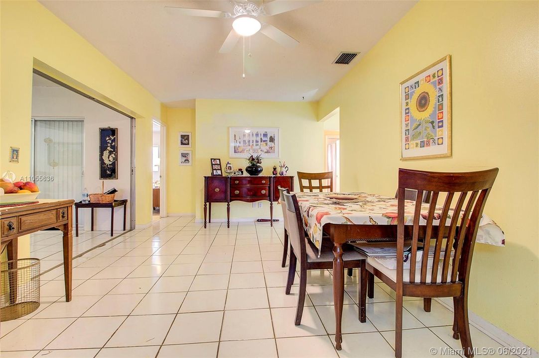 Недавно продано: $364,900 (3 спален, 2 ванн, 2001 Квадратных фут)