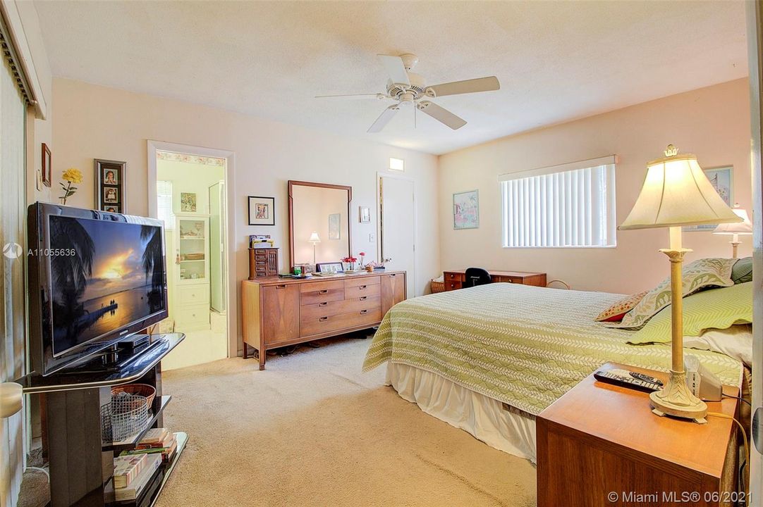 Недавно продано: $364,900 (3 спален, 2 ванн, 2001 Квадратных фут)