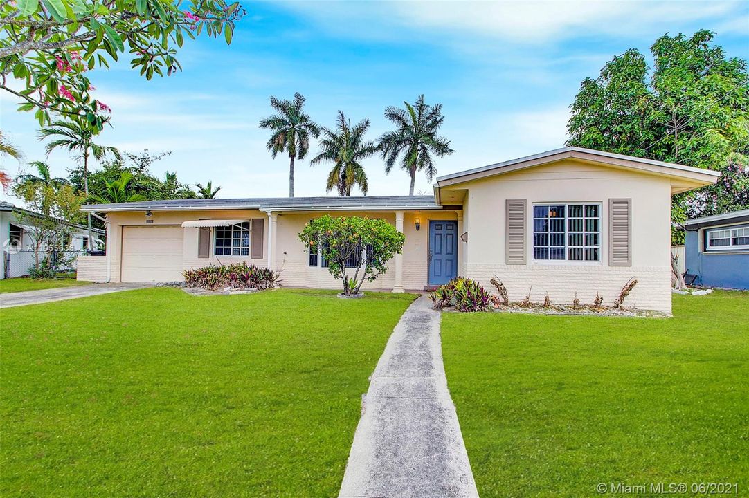 Недавно продано: $364,900 (3 спален, 2 ванн, 2001 Квадратных фут)