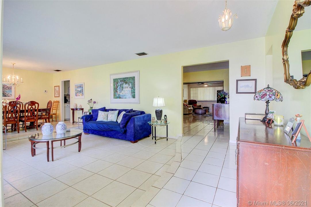 Недавно продано: $364,900 (3 спален, 2 ванн, 2001 Квадратных фут)