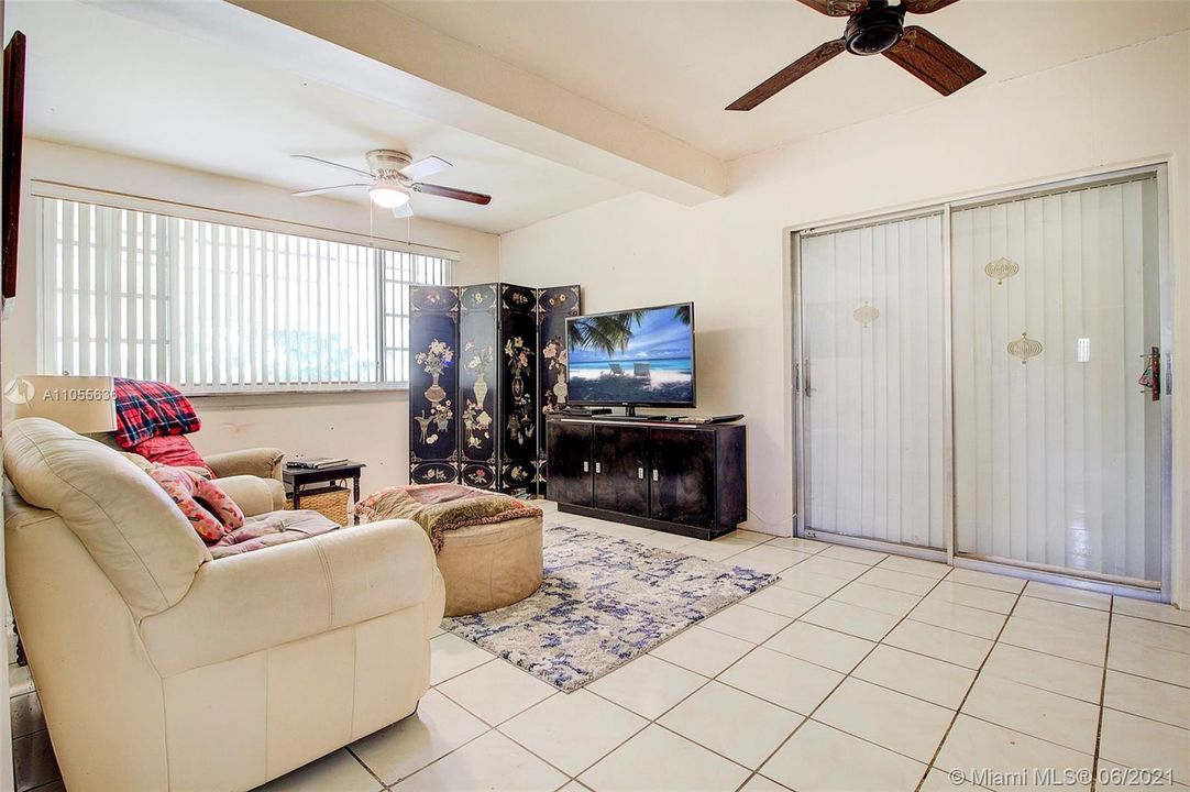 Недавно продано: $364,900 (3 спален, 2 ванн, 2001 Квадратных фут)