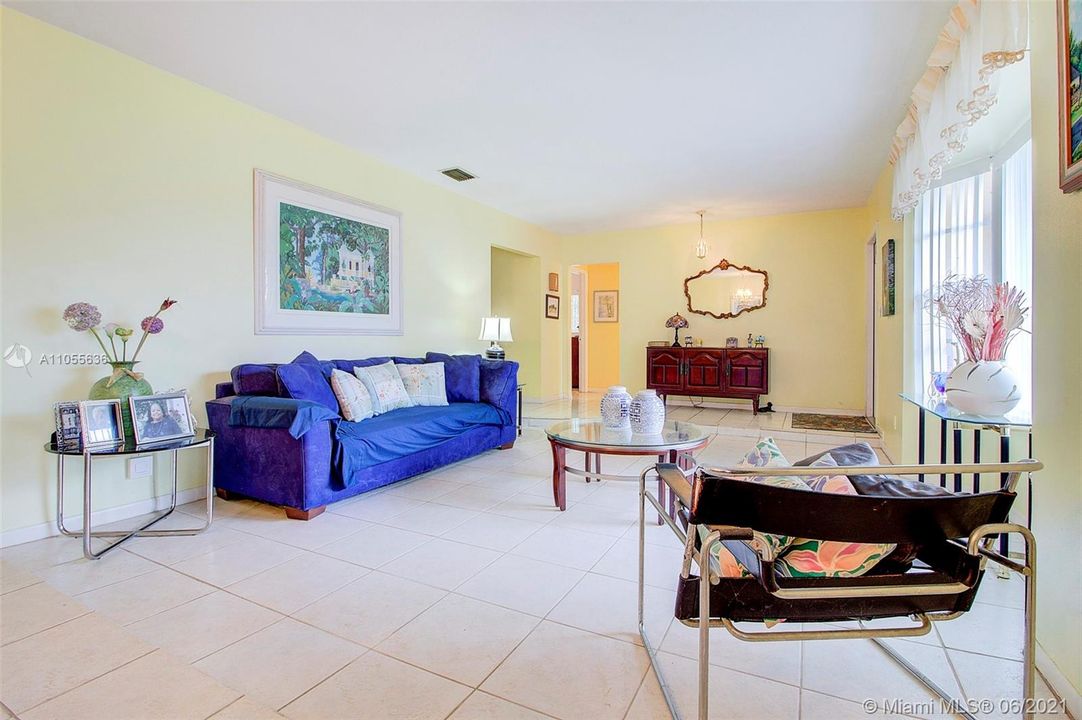 Недавно продано: $364,900 (3 спален, 2 ванн, 2001 Квадратных фут)