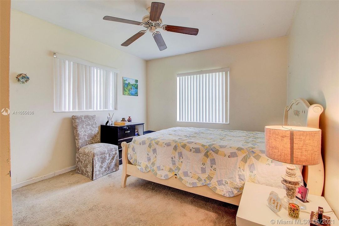 Недавно продано: $364,900 (3 спален, 2 ванн, 2001 Квадратных фут)