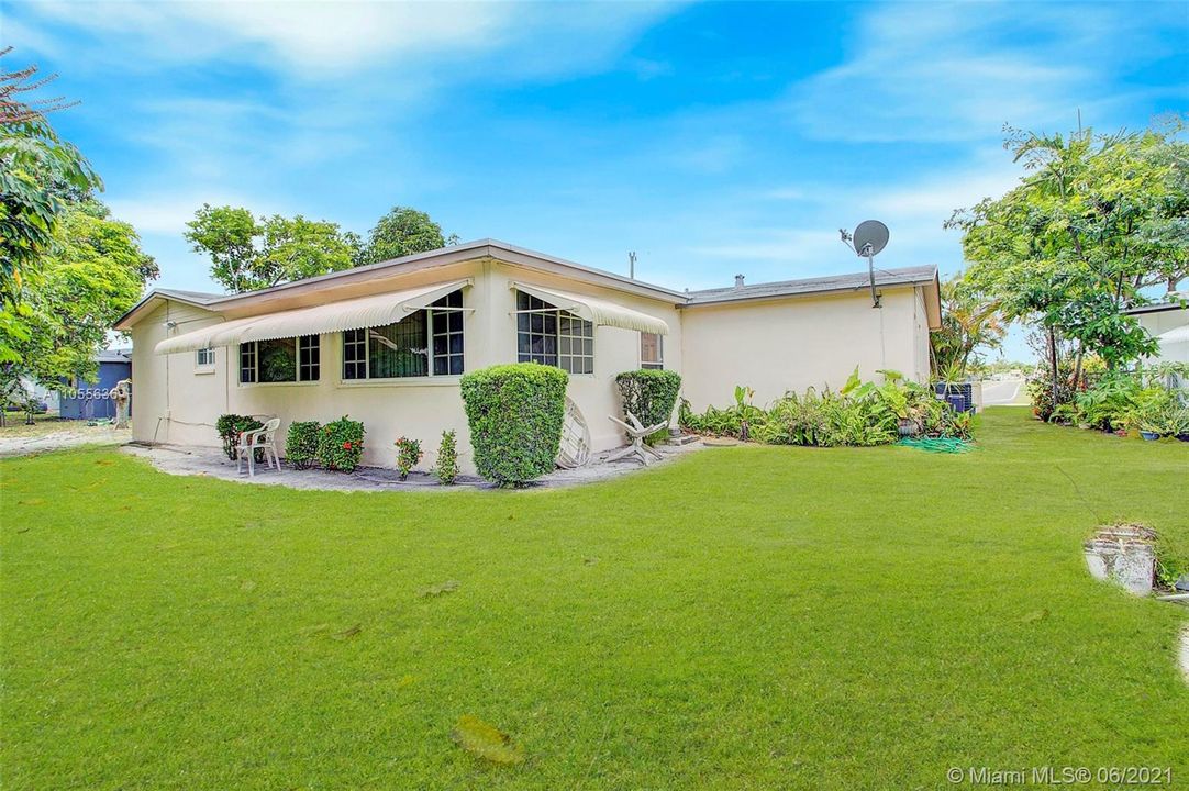 Недавно продано: $364,900 (3 спален, 2 ванн, 2001 Квадратных фут)