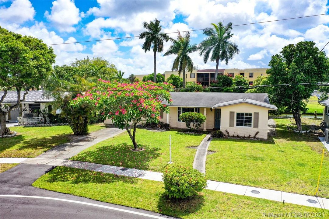 Недавно продано: $364,900 (3 спален, 2 ванн, 2001 Квадратных фут)