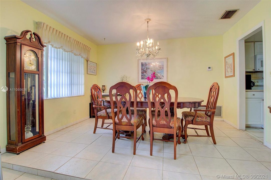 Недавно продано: $364,900 (3 спален, 2 ванн, 2001 Квадратных фут)