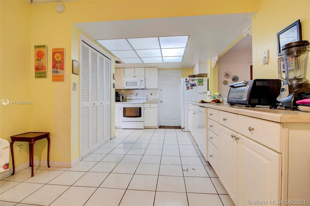 Недавно продано: $364,900 (3 спален, 2 ванн, 2001 Квадратных фут)