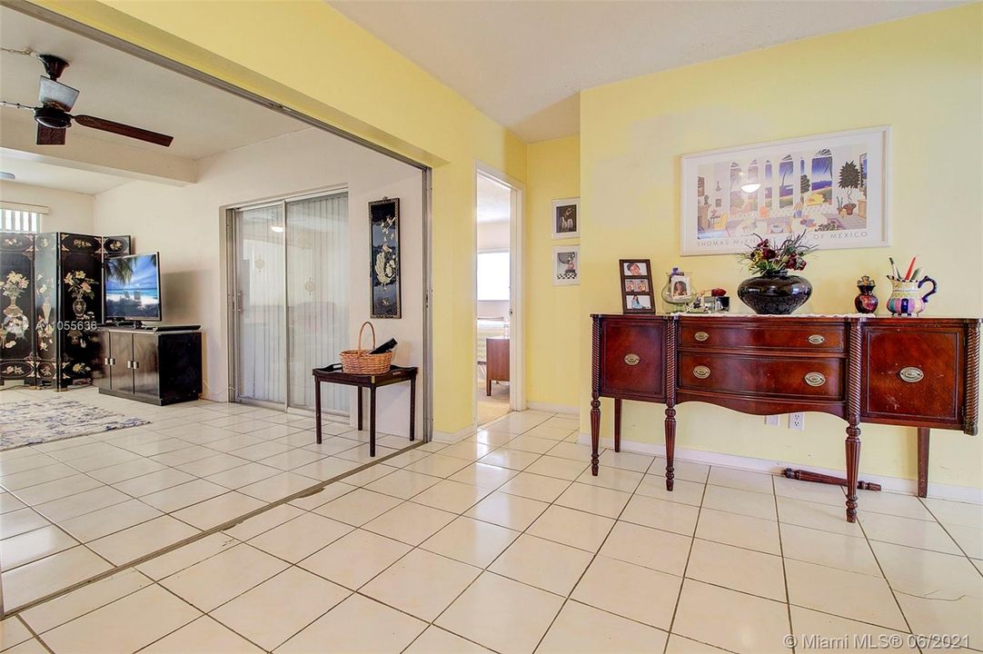 Недавно продано: $364,900 (3 спален, 2 ванн, 2001 Квадратных фут)