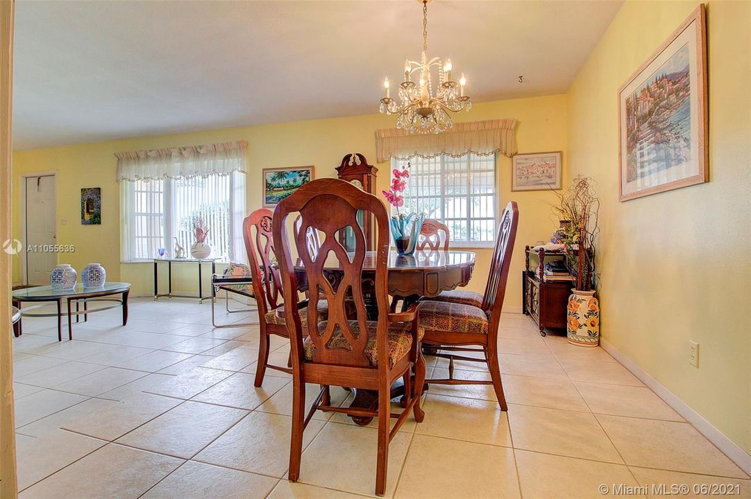 Недавно продано: $364,900 (3 спален, 2 ванн, 2001 Квадратных фут)