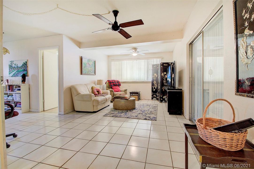 Недавно продано: $364,900 (3 спален, 2 ванн, 2001 Квадратных фут)