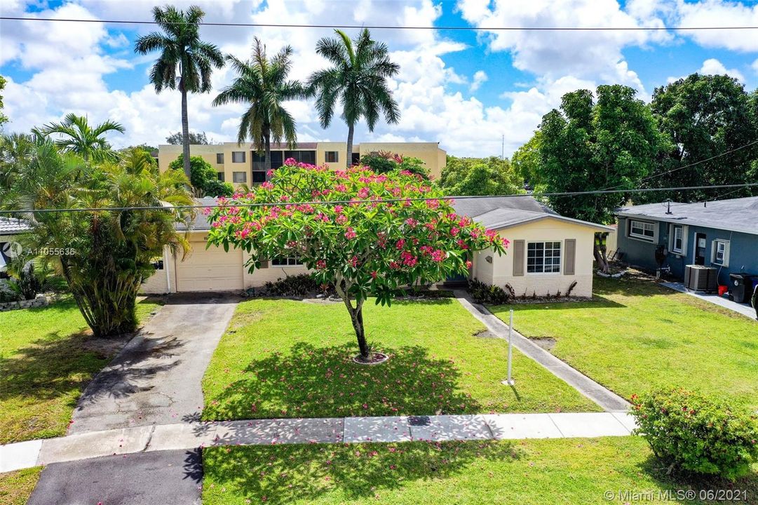 Недавно продано: $364,900 (3 спален, 2 ванн, 2001 Квадратных фут)