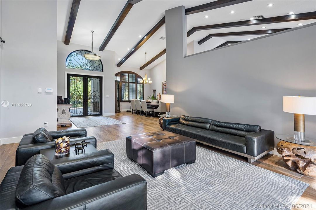 Recently Sold: $2,690,000 (5 beds, 3 baths, 4042 Square Feet)