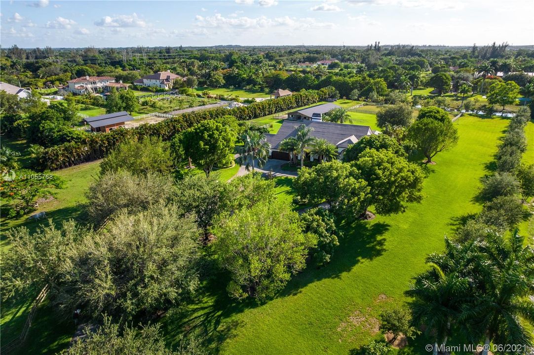 Recently Sold: $2,690,000 (5 beds, 3 baths, 4042 Square Feet)
