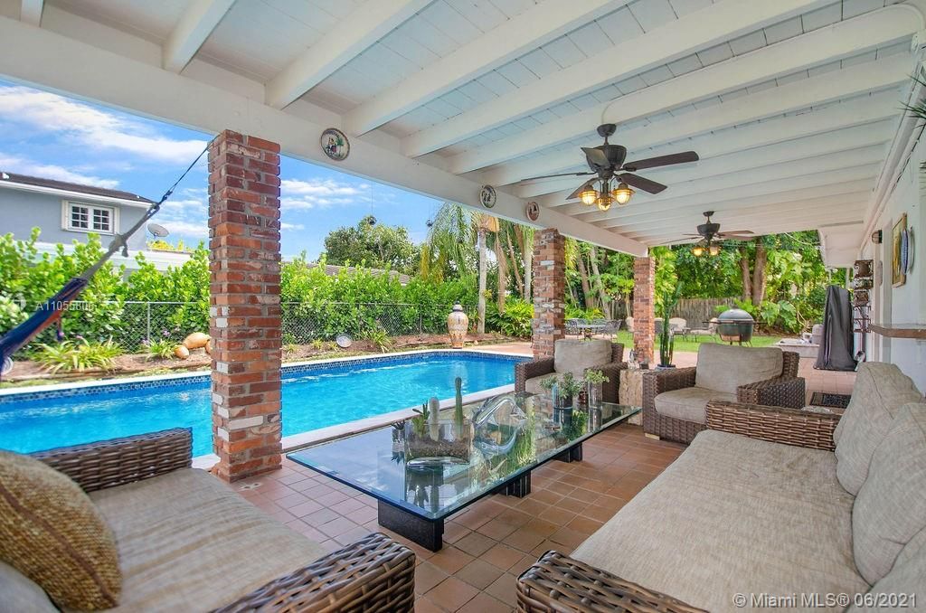 Recently Sold: $1,525,000 (5 beds, 4 baths, 2871 Square Feet)