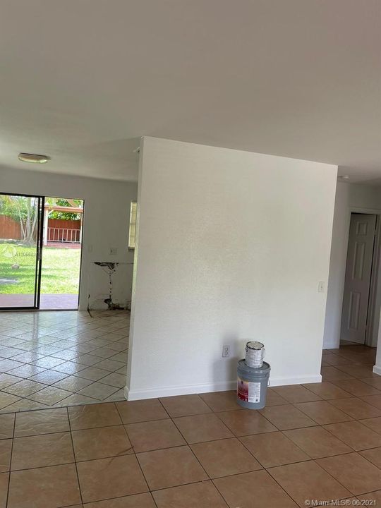 Recently Rented: $2,100 (2 beds, 1 baths, 956 Square Feet)