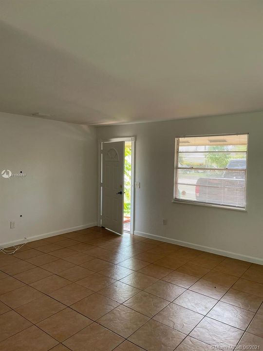 Recently Rented: $2,100 (2 beds, 1 baths, 956 Square Feet)