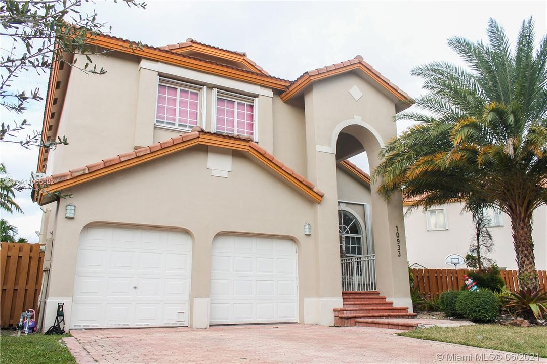 Recently Sold: $990,000 (4 beds, 3 baths, 2401 Square Feet)
