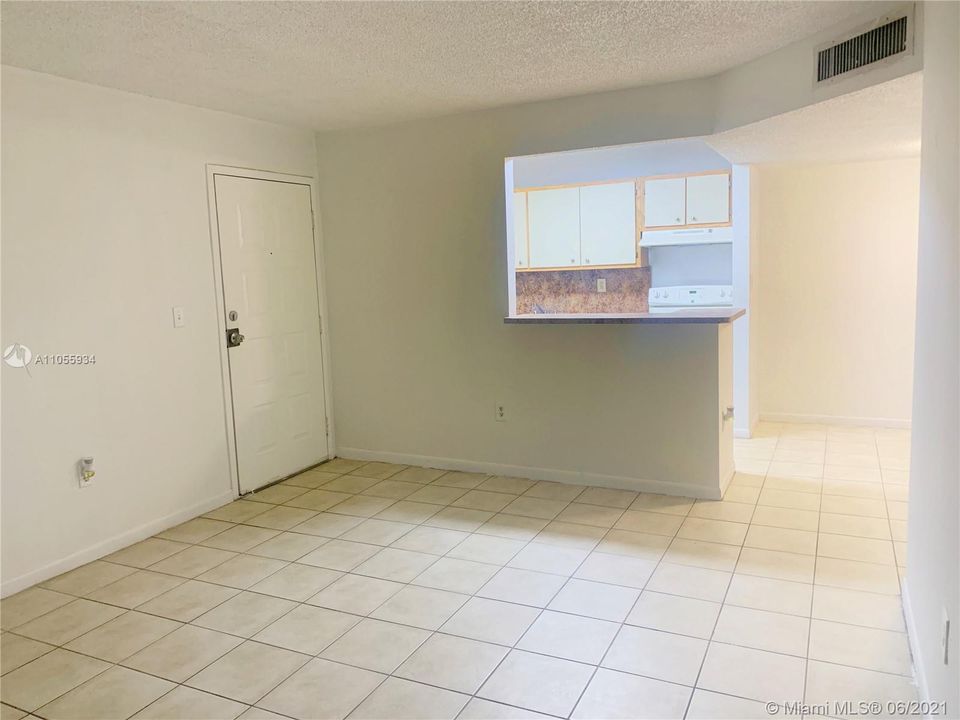 Recently Rented: $1,300 (1 beds, 1 baths, 679 Square Feet)