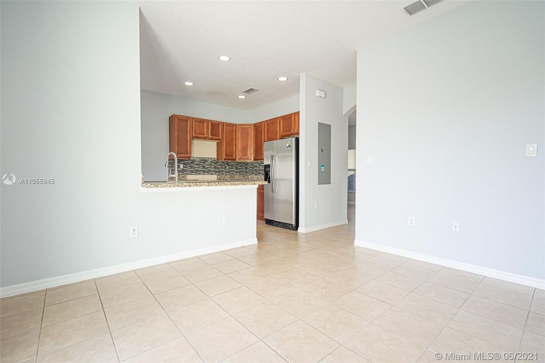 Recently Rented: $2,400 (3 beds, 2 baths, 1523 Square Feet)