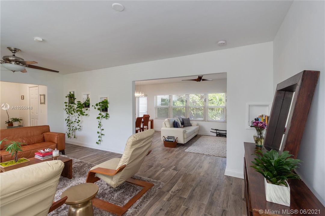 Recently Sold: $850,000 (3 beds, 2 baths, 1765 Square Feet)