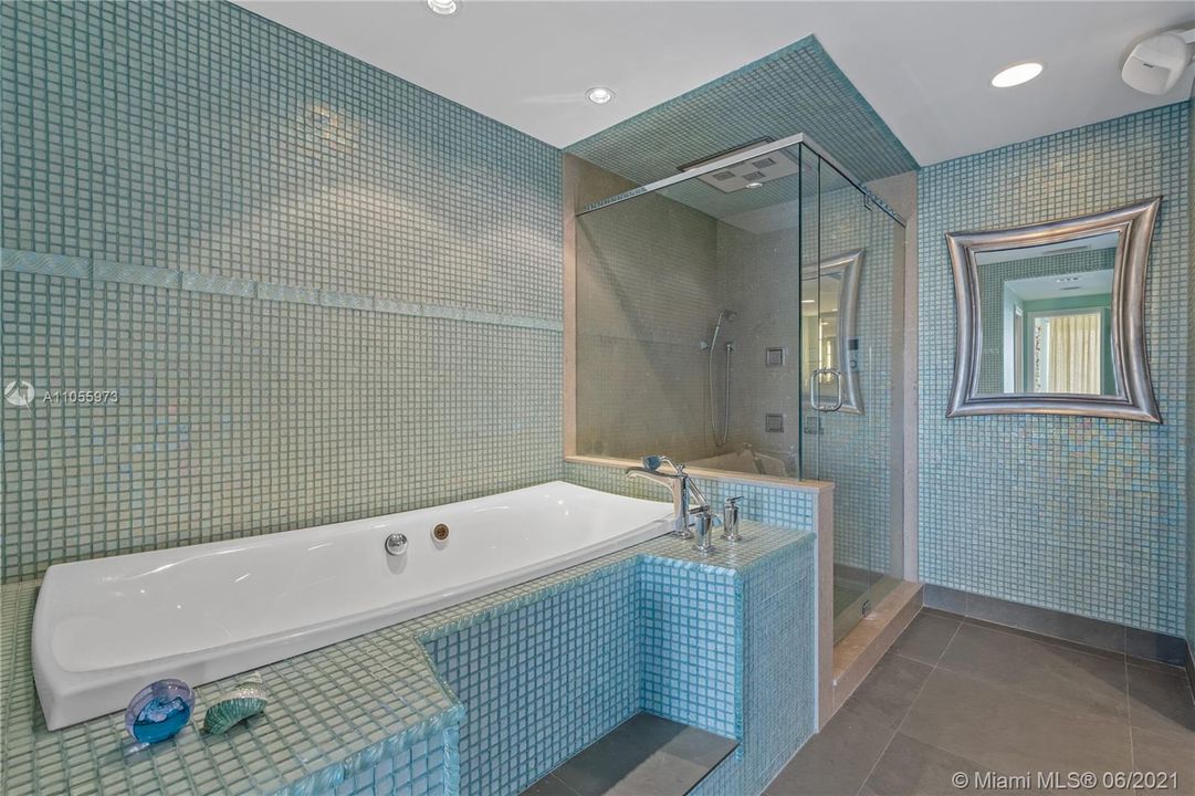 最近售出: $1,100,000 (3 贝兹, 3 浴室, 2940 平方英尺)