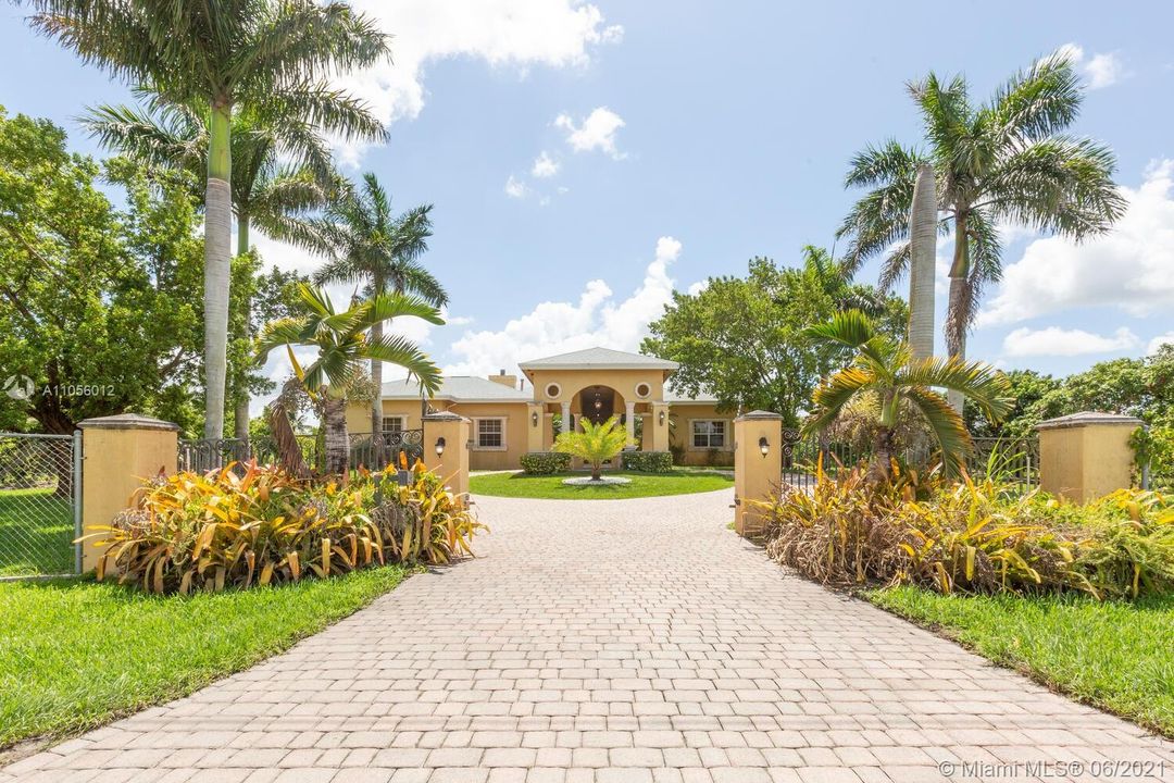 Recently Sold: $1,699,000 (6 beds, 5 baths, 5133 Square Feet)