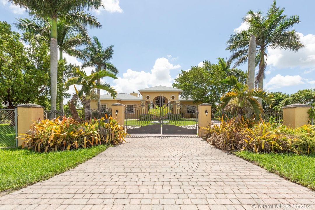 Recently Sold: $1,699,000 (6 beds, 5 baths, 5133 Square Feet)