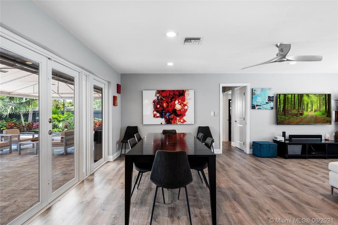 Recently Sold: $700,000 (3 beds, 2 baths, 1552 Square Feet)