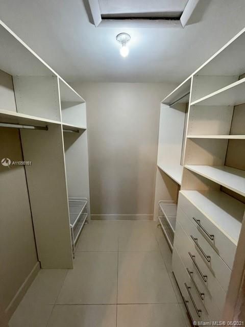 Master Bedroom Walk In Closet